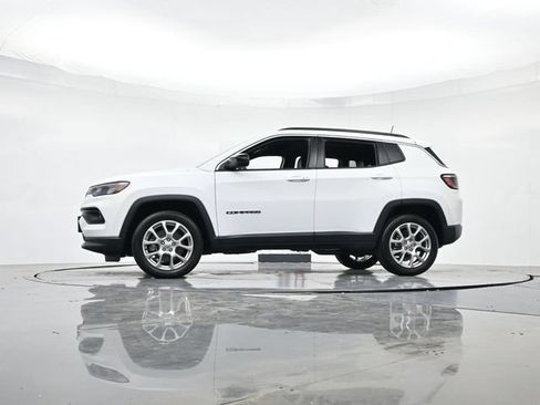 Used 2023 Jeep Compass Latitude AWD/4WD image 35