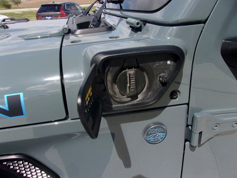 Used 2025 Jeep Wrangler Unlimited Rubicon 4xe w/ Convenience Group AWD/4WD image 26