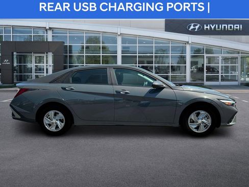 Used 2025 Hyundai Elantra SE image 10