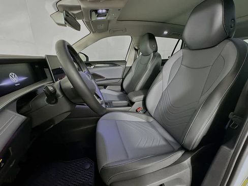 Used 2025 Volkswagen Tiguan SE w/ Panoramic Sunroof Package AWD/4WD image 12