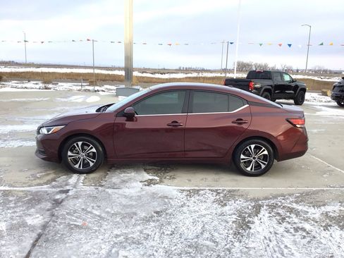 Used 2022 Nissan Sentra SV image 2