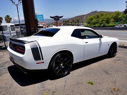 Used 2015 Dodge Challenger R/T Scat Pack w/ Scat Pack Appearance Package RWD image 9