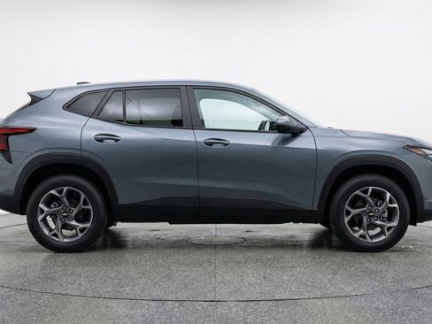 Used 2025 Chevrolet Trax LT w/ LT Convenience Package FWD image 11