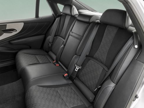 Used 2024 Lexus LS 500 RWD image 17