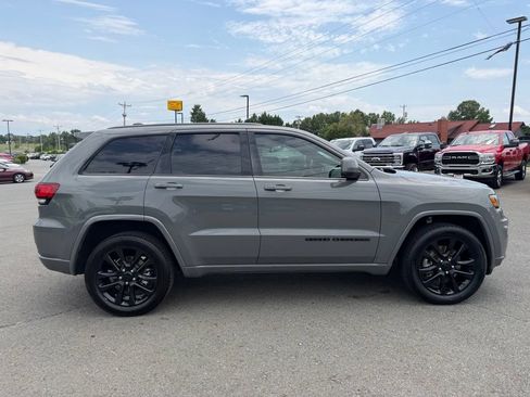 Used 2021 Jeep Grand Cherokee Laredo X AWD/4WD image 2