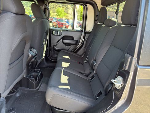 Used 2023 Jeep Gladiator Sport AWD/4WD image 13