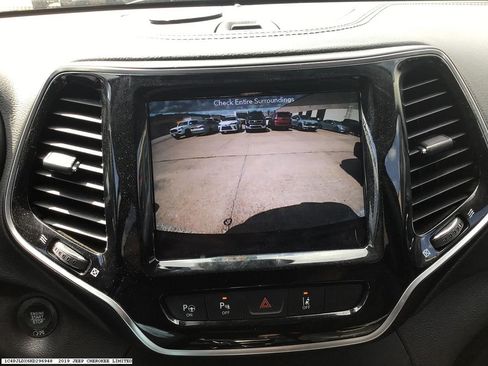 Used 2019 Jeep Cherokee Limited w/ Luxury Group image 9