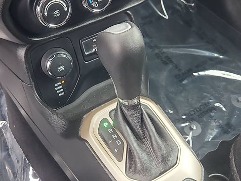 Used 2016 Jeep Renegade Latitude w/ Cold Weather Group AWD/4WD image 26