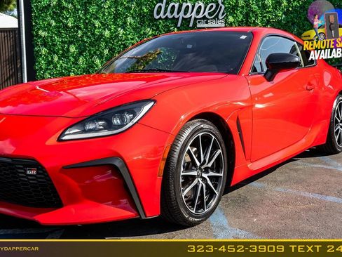 Used 2022 Toyota GR86 RWD image 2