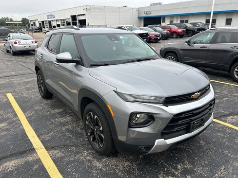 Used 2023 Chevrolet TrailBlazer LT w/ Convenience Package FWD image 2