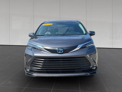 Used 2025 Toyota Sienna XLE FWD image 8