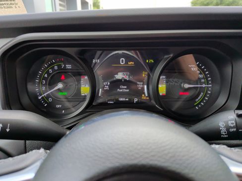 Used 2025 Jeep Wrangler Unlimited Sahara AWD/4WD image 19