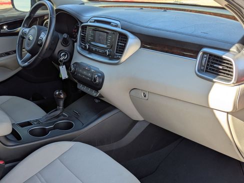 Used 2016 Kia Sorento LX w/ LX Convenience Package image 27