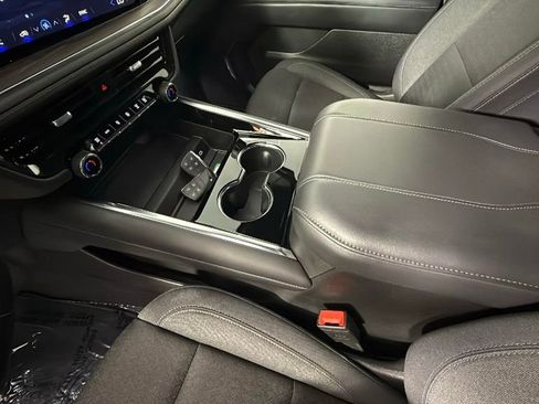 Used 2025 Chevrolet Suburban LS image 26