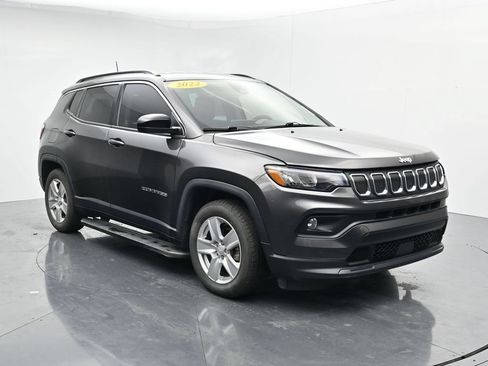 Used 2022 Jeep Compass Latitude FWD image 2