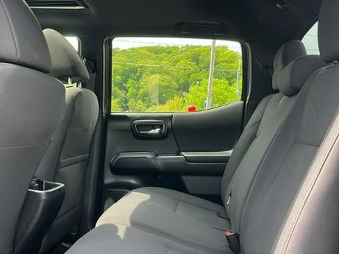 Certified 2017 Toyota Tacoma TRD Off-Road AWD/4WD image 21