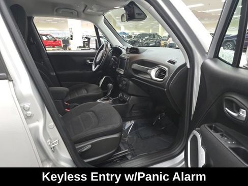 Used 2019 Jeep Renegade Latitude w/ Cold Weather Group AWD/4WD image 5