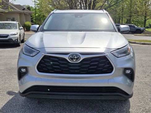 Used 2021 Toyota Highlander XLE FWD image 2