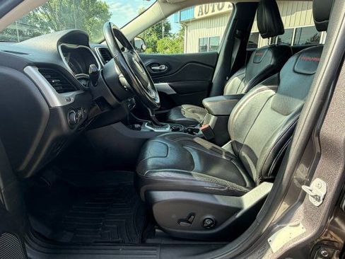 Used 2018 Jeep Cherokee Trailhawk AWD/4WD image 9