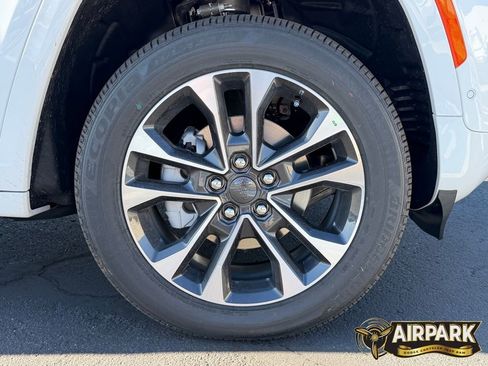 New 2025 Jeep Grand Cherokee Overland w/ Adv Protech Group III AWD/4WD image 10