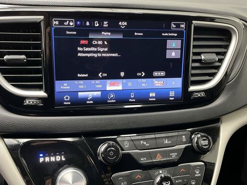 Used 2024 Chrysler Pacifica Touring-L FWD image 17