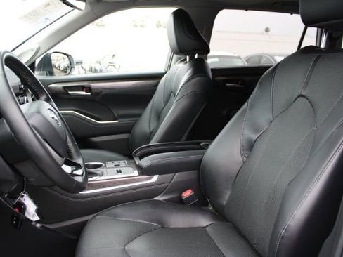 Used 2023 Toyota Highlander Limited image 30