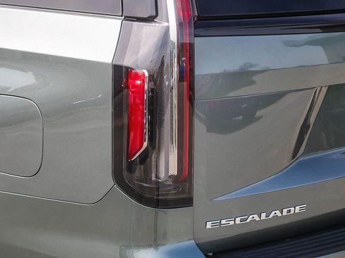 Used 2023 Cadillac Escalade ESV V AWD/4WD image 8
