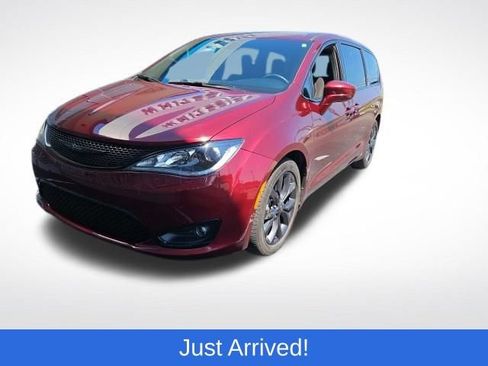 Used 2020 Chrysler Pacifica Touring w/ S Appearance Package FWD image 1