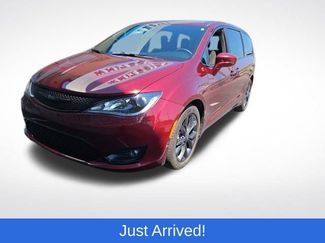 Used 2020 Chrysler Pacifica Touring w/ S Appearance Package FWD video 1