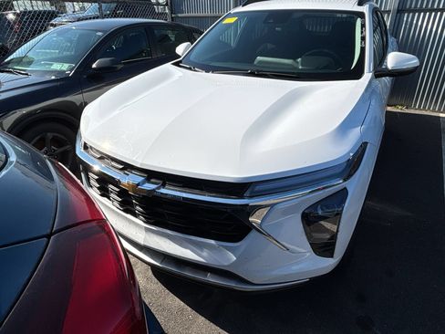 Used 2025 Chevrolet Trax LT w/ LT Convenience Package FWD image 3
