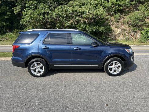 Used 2016 Ford Explorer XLT w/ Equipment Group 202A AWD/4WD image 9