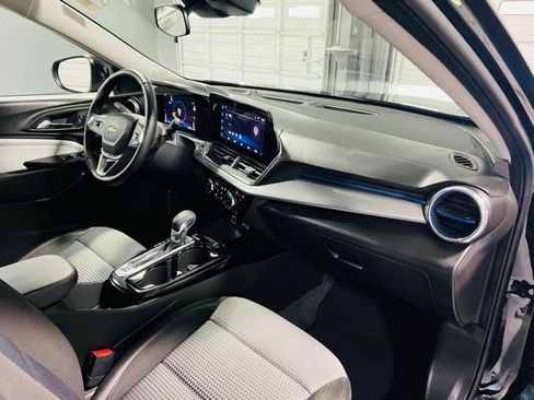 Used 2025 Chevrolet Trax LT w/ LT Convenience Package FWD image 29