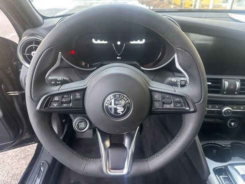 Used 2025 Alfa Romeo Giulia AWD image 14