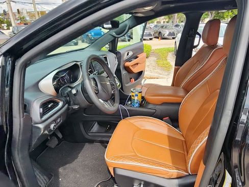 Used 2024 Chrysler Pacifica Pinnacle w/ Trailer Tow Group FWD image 5