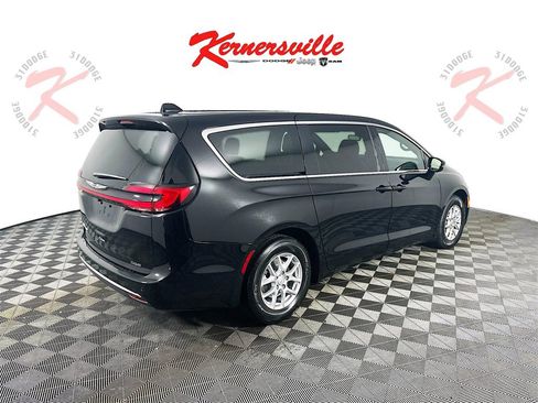 New 2026 Chrysler Pacifica Select image 7