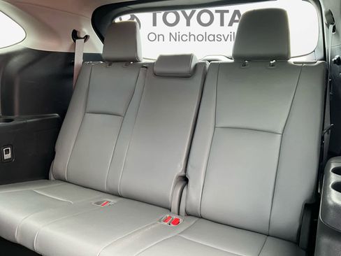Used 2022 Toyota Highlander XLE AWD/4WD image 24