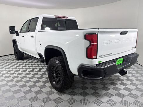 Used 2025 Chevrolet Silverado 2500 ZR2 w/ Technology Package image 3