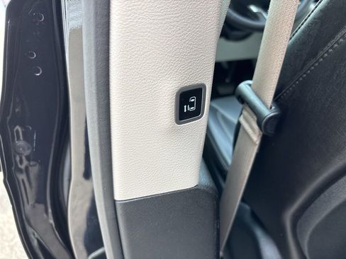 Used 2023 Chrysler Pacifica Touring-L FWD image 16