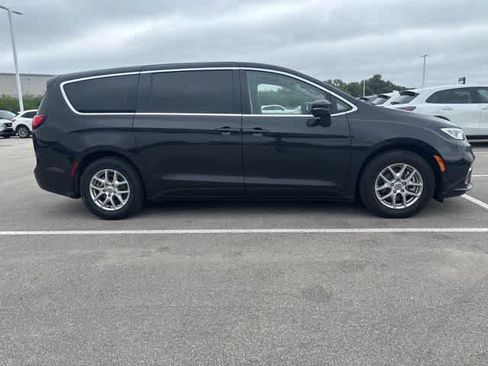 Used 2023 Chrysler Pacifica Touring-L FWD image 6