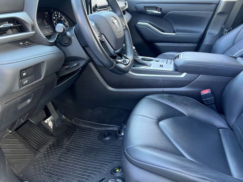 Used 2021 Toyota Highlander XLE AWD/4WD image 14