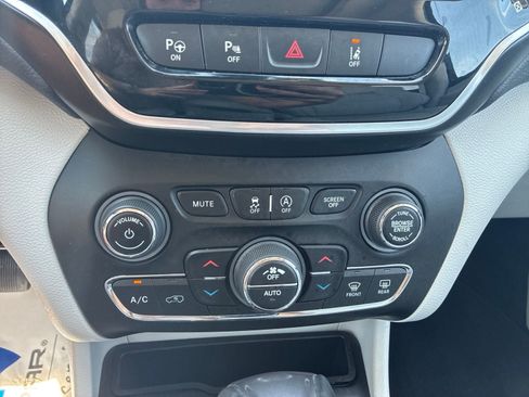 Used 2021 Jeep Cherokee Limited AWD/4WD image 24