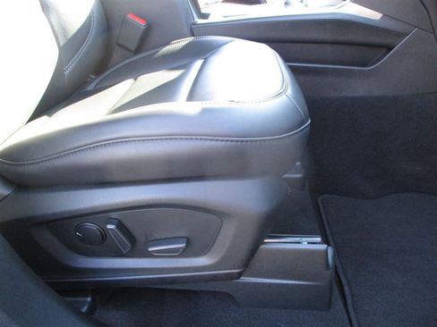 Used 2024 Ford Explorer XLT w/ Equipment Group 202A image 10