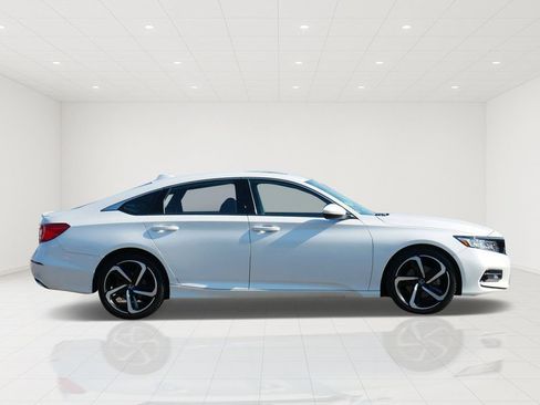 Used 2018 Honda Accord Sport image 2