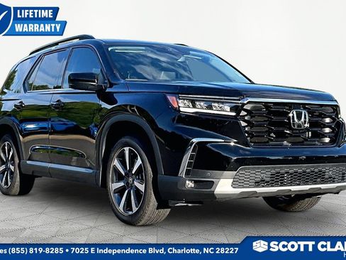 Used 2025 Honda Pilot Touring image 1