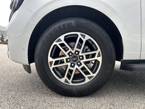 Used 2025 Ford Expedition Active RWD image 7