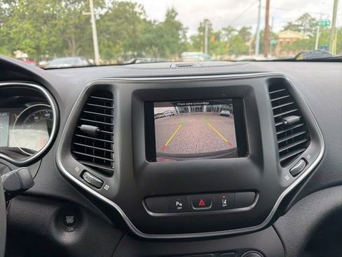 Used 2020 Jeep Cherokee Latitude Plus FWD image 16
