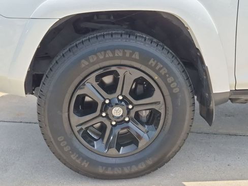 Used 2022 Toyota 4Runner SR5 Premium w/ Moonroof Package AWD/4WD image 32
