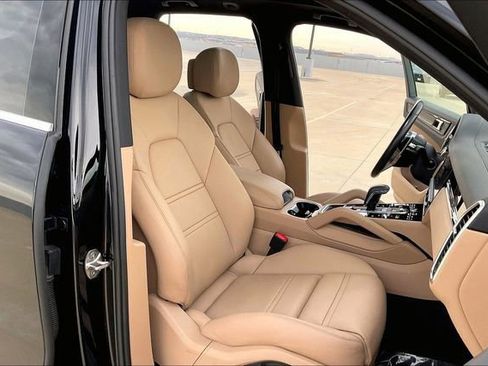 Used 2022 Porsche Cayenne AWD/4WD image 7