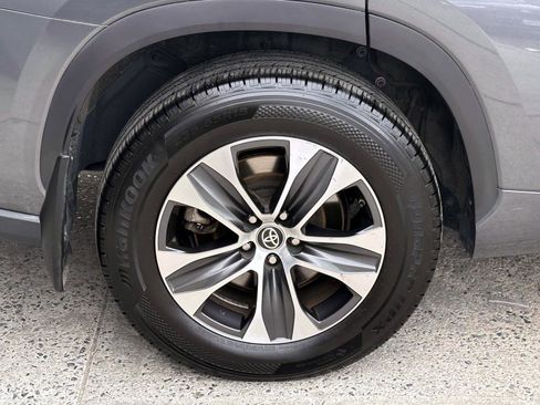 Certified 2020 Toyota Highlander XLE image 11