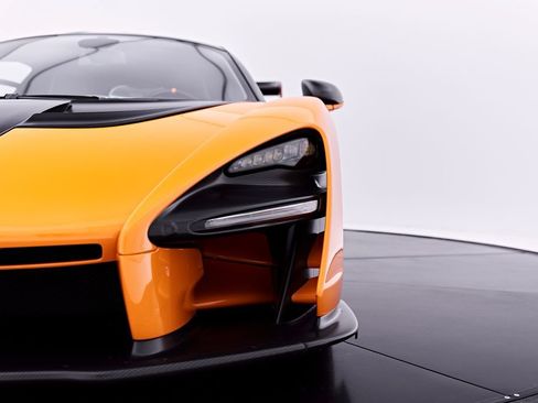 Used 2019 McLaren Senna RWD image 33
